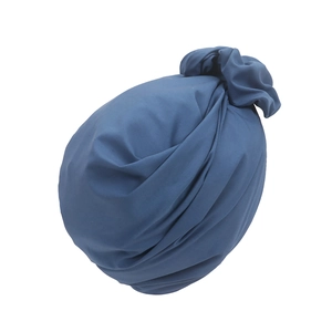 Detailaufnahme des dunkelblauen Falten-Turban-Huts aus weichem, elastischem Strick