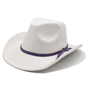 Chapeau de cowboy blanc classique en daim avec ruban violet sur un fond blanc épuré
