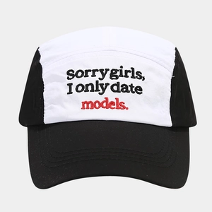 Quick-dry baseball cap with black and white contrast and embroidered slogan for outdoors