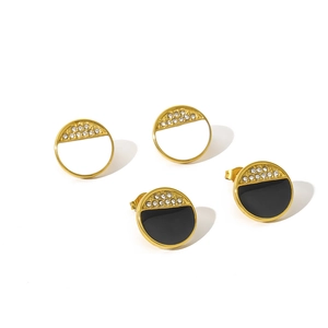 Boucles d'oreilles minimalistes en acier avec émail noir et blanc et accents de zircon