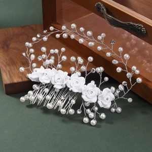 Peigne à cheveux de mariée élégant avec fleurs en acrylique blanc, perles et cristaux