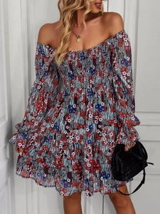 Detail von gesmokter Brust und schulterfreiem Ausschnitt am floralen Langarmkleid
