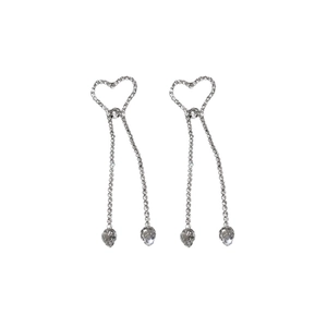 Boucles d'oreilles cœur à franges argentées avec strass brillants sur fond blanc