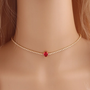Gouden tennis ketting met heldere zirkoon en een rode peervormige hanger sieraad