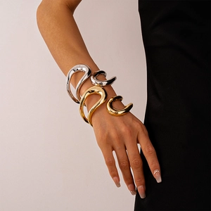 Bracciali aperti irregolari minimalisti in metallo finitura a specchio oro e argento