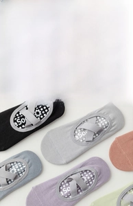 Detail von Yoga-Socken mit Kreuzgurten und rutschfesten Silikonpunkten am Boden