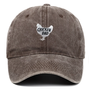 Détail de la broderie Chicken Dad sur la casquette de baseball en coton lavé marron