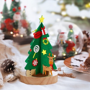 Decorazione per albero di Natale fai da te in feltro con base in legno