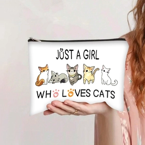 Gros plan sur la trousse à maquillage en toile blanche avec motifs de chats et texte mignon