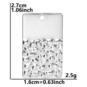 Vue macro du pendentif géométrique en acier argenté avec dimensions et poids