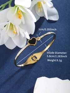 Detailed view of golden heart bangle showing dimensions 5.8cm inner diameter and weight 9.1g