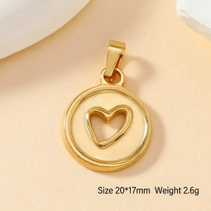 Détail macro d'un pendentif coeur 20x17mm en acier inoxydable doré pour bijoux DIY
