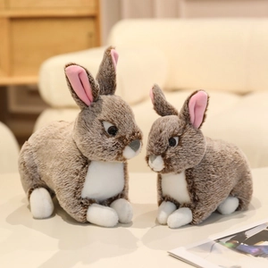 Realistische grijze liggende wilde konijn knuffel set voor decoratie van kinderkamer
