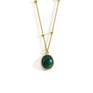 Détail du collier en acier inoxydable doré 14K avec pierre verte et perles dorées