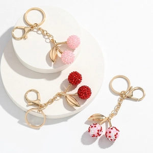 Porte-clés cerise scintillants avec résine et cristaux sur chaîne en métal doré