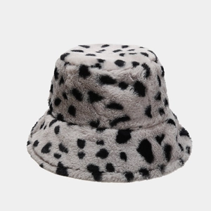 Dettaglio del cappello a secchiello leopardato in peluche con texture in ecopelliccia morbida