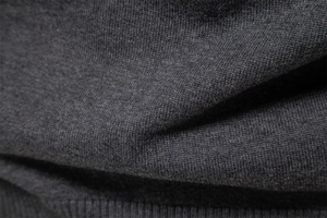 Gros plan détaillé du tissu en maille de coton anthracite avec texture nervurée
