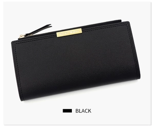Détail d'un portefeuille long en cuir grainé noir avec fermeture éclair dorée et logo