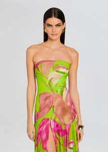 Détail de robe fleurie dos nu vert citron et rose montrant la fente et la texture du tissu