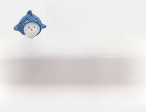 Detailaufnahme der Plüsch Hai-Katze Puppe mit weicher blauer Textur und süßem Gesicht