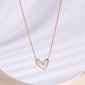 Collana a cuore asimmetrica in oro con inserto in madreperla bianca e catena sottile