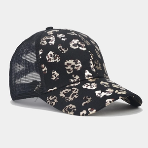 Dettaglio laterale del cappello trucker leopardato con pannelli in rete traspirante