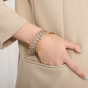 Detailansicht der gedrehten Armreifen in Gold, Silber und Roségold aus Edelstahl