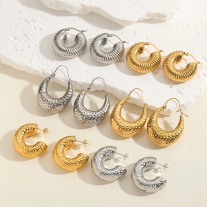 Set of titanium steel hammered C-shape and teardrop earrings in gold and silver