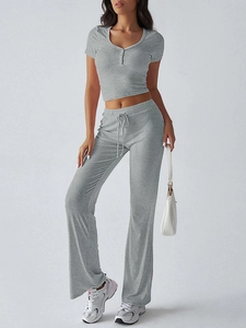 Dettaglio del set in maglia grigia Y2K con top con scollo a V e pantaloni a gamba larga