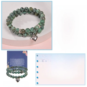 Detail eines Türkis-Perlenarmbands mit Herzanhänger und inspirierender Displaykarte
