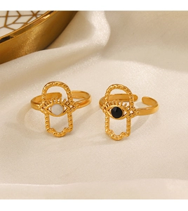Détail des bagues œil maléfique plaquées or 18 carats sur fond de soie blanche douce