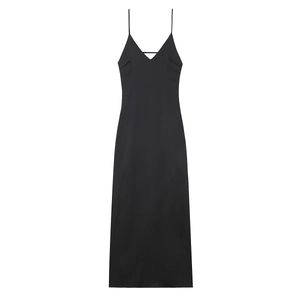 Vue détaillée d'une robe midi en satin noir avec col en V et fines bretelles spaghetti
