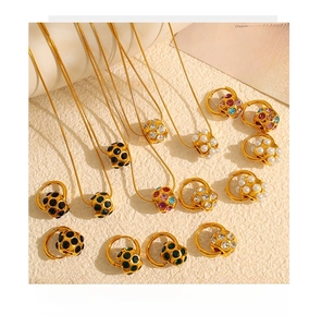 Détails de parure collier et boucles d'oreilles perles françaises avec pierres colorées