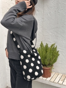 Sac seau en peluche à pois pour femme avec polaire douce et design minimaliste d'automne