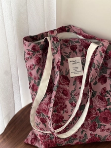 Détail du sac cabas vintage en jacquard rose rouge avec poignée en toile tissée