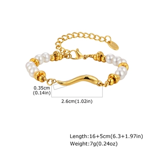 Detail of K18 gold bracelet with white pearls and 16+5cm adjustable lobster clasp chain