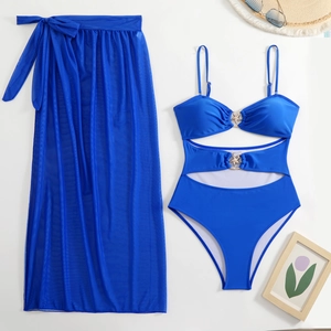 Detail van blauwe bikiniset met mesh sarong en decoratieve zeester metalen gespen