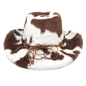 Vue détaillée du chapeau de cowboy en peluche à motif vache avec ruban en cuir brun