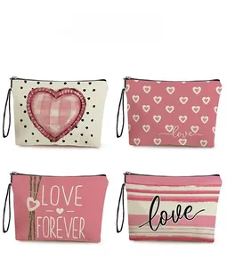 Details von vier rosa PU-Kosmetiktaschen mit Herzmustern und Love Forever-Schriftzug
