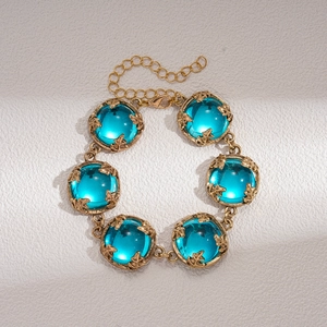 Vue détaillée des pierres turquoise rétro serties dans des cadres dorés antiques
