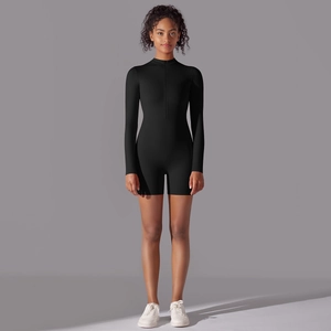Dettaglio della tutina sportiva nera a maniche lunghe con tessuto elastico e mezza cerniera