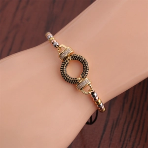 Detailaufnahme des verstellbaren dreifarbigen Perlenarmbands mit Zirkonring am Handgelenk