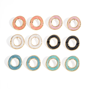 Collection de boucles d'oreilles créoles émaillées colorées avec bordure dorée brillante