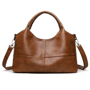 Borsa marrone in morbida pelle PU con texture vintage e cuciture a incrocio