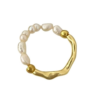 Anillo minimalista de perlas de agua dulce con banda dorada ondulada estilo francés