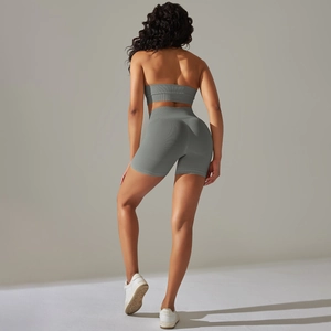Dettaglio posteriore di un set da yoga grigio elastico con vita alta a coste
