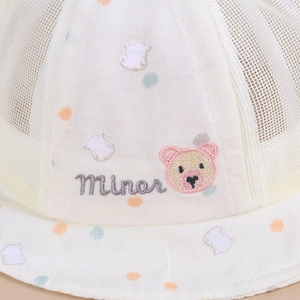 Cappello da sole traspirante in rete per neonati con ricamo a forma di orso carino.