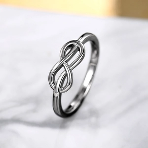 Gepolijste zilveren infinity ring met een minimalistisch metalen ontwerp voor dames