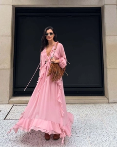 Detail von rosa Maxikleid aus Chiffon mit Rüschen und fließender böhmischer Rocktextur
