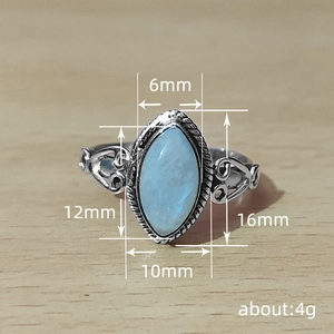 Retro Ring mit blauem Marquise-Edelstein und Vintage Silber-Schriftrolle Motiv